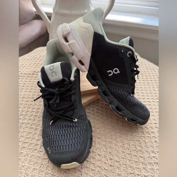 On Running Dual-Tone Athletic Shoes - Picture 3 of 10